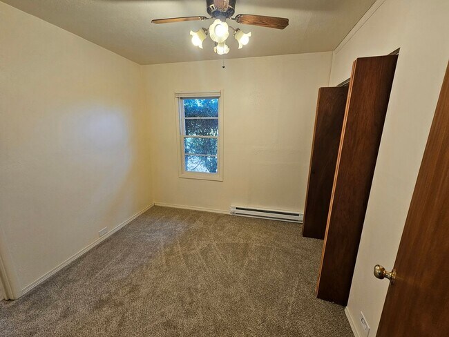 Building Photo - Comfortable 3/Bed-2 Bath Home with a Deck and Fenced Backyard