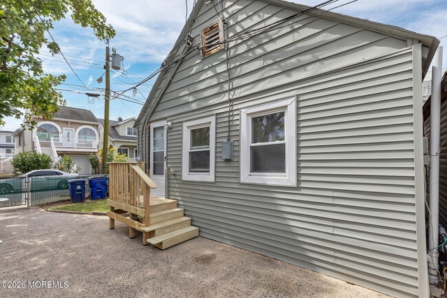 Building Photo - 18 5th St