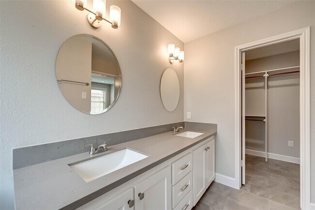 Building Photo - 2234 Kinbrook Dr