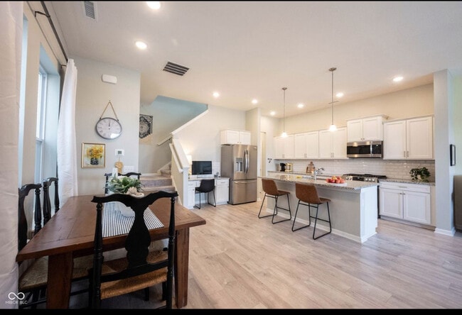 Building Photo - 1099 Valentine Ln