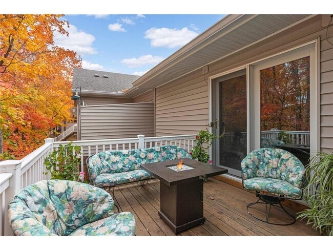 Building Photo - 9280 Blackoaks Ct N