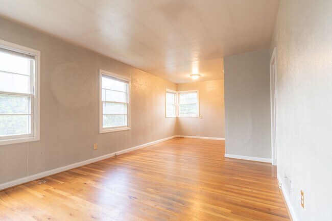 Building Photo - 5412-5420-5420 NE 9th Ave