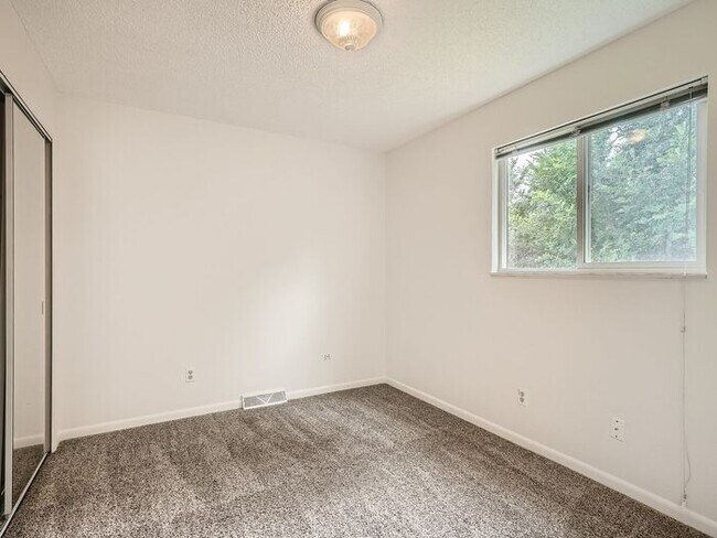 Building Photo - 3 Bedroom/2 Bathroom Ranch Home with 2 car...