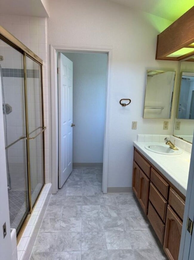 Building Photo - Modern 4 Bedroom 3 Car Garage Dixon *Star ...