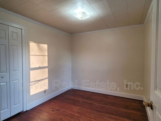 Building Photo - 22 Center St