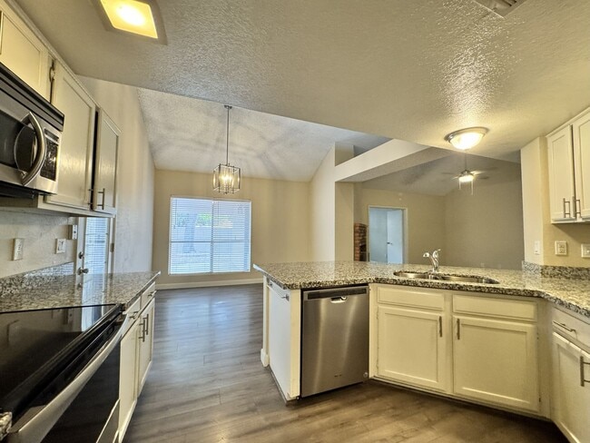 Building Photo - Great 3 bedroom 2 bath culdesac lot with fireplace