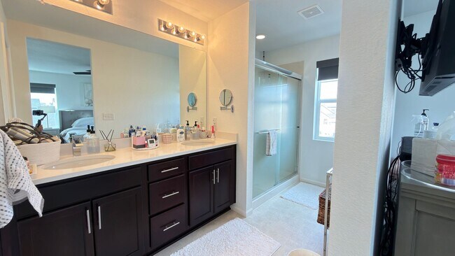 Building Photo - 965 N Waterloo Ct