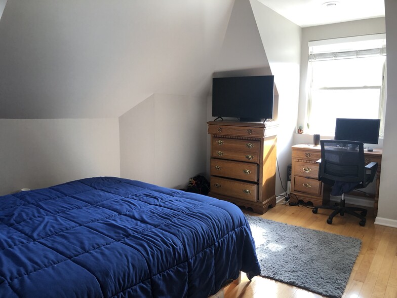 Spare Bedroom - 5931 Walnut St