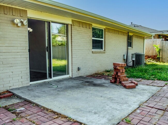 Building Photo - 3 Bedroom 2 Bath home in Shawnee!