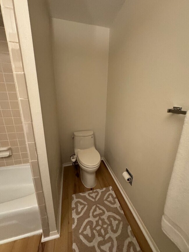 Building Photo - GREAT SPACIOUS CONDO | GATED | MEDICAL CEN...