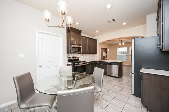 Building Photo - 23919 Villa Lisa Dr