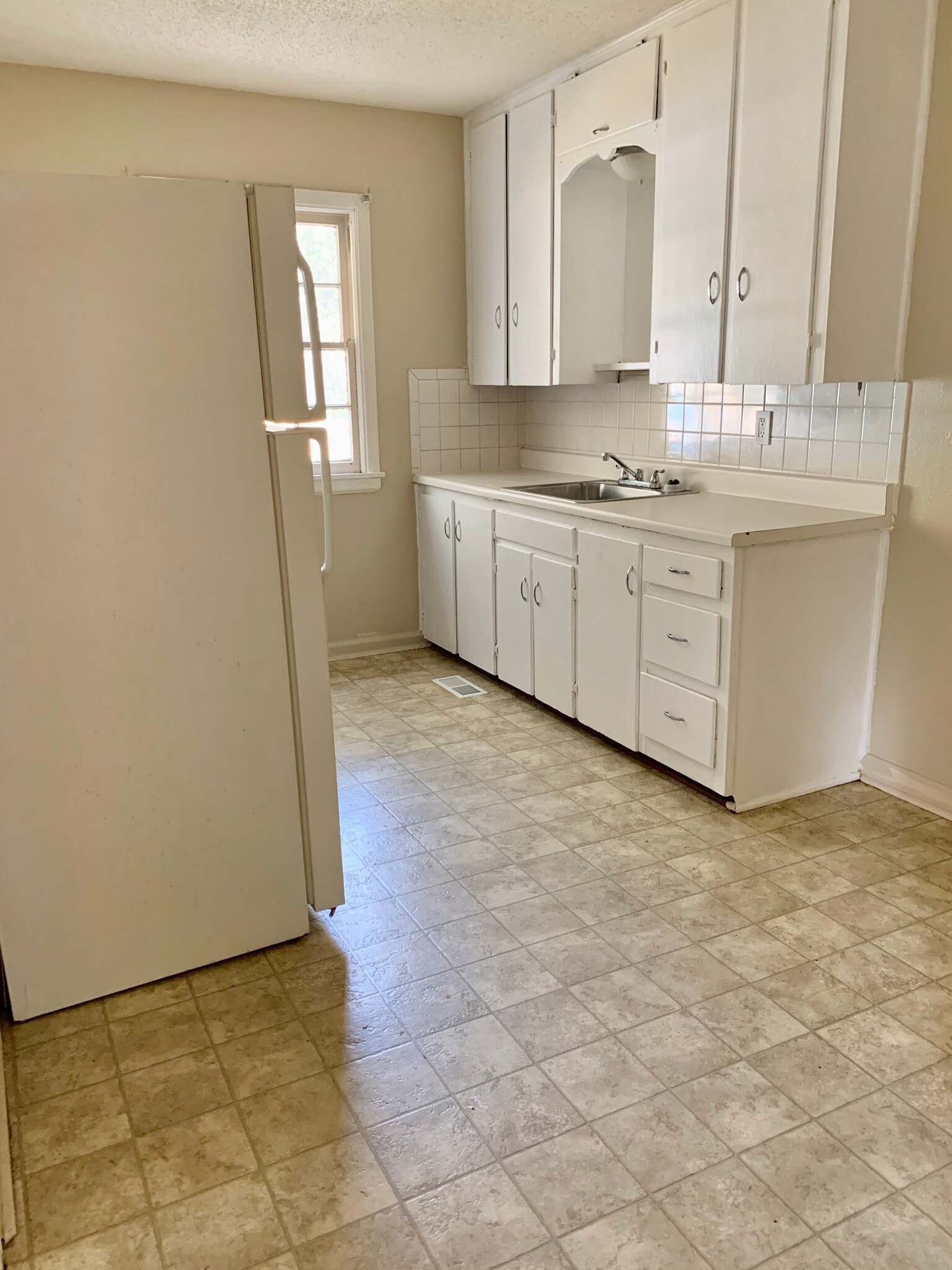 Kitchen 3 - 909 Cheyenne St