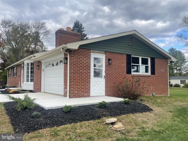 Building Photo - 313 Windsor Ct