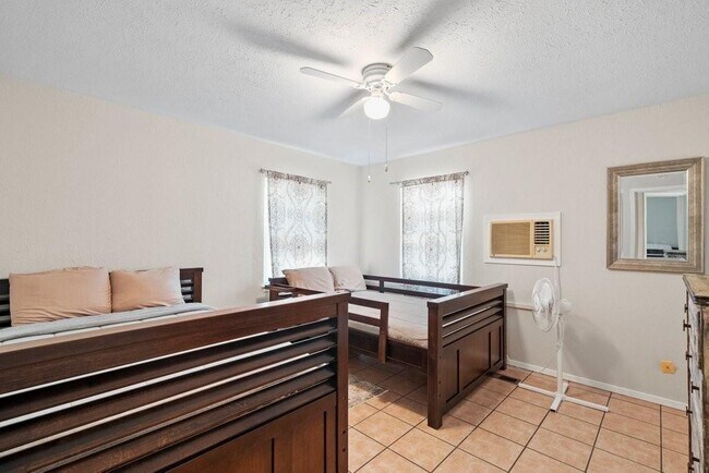 Building Photo - 2033 Lakeview Dr