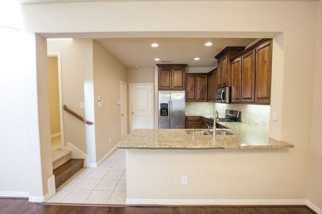Building Photo - 528 S Greenville Ave
