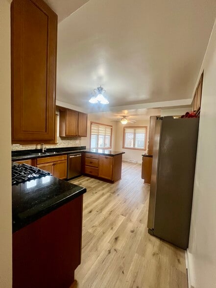 Building Photo - 4852 N Greenwood Ave