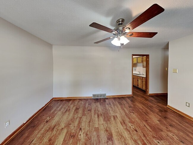 Building Photo - 3328 Shuster Cove