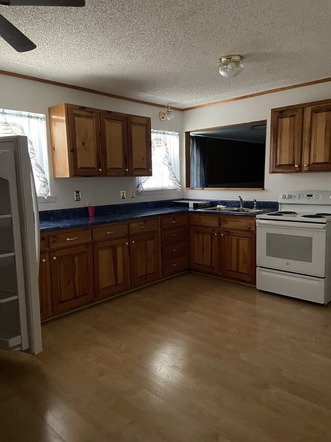 Building Photo - 18601 Honeysuckle Ln