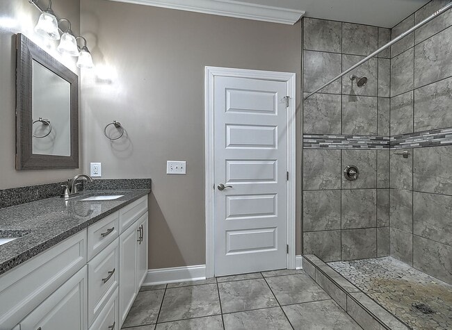 Building Photo - 4 Bedroom / 2.5 Bath Home  Kingsport, TN