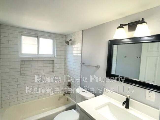 Building Photo - 2504 Manor Cir