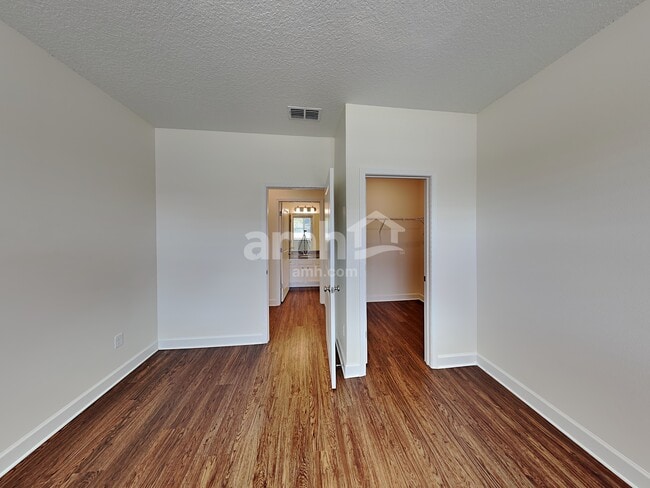 Building Photo - 3084 Creek Village Ln