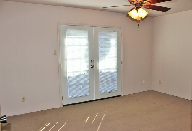Building Photo - 718 S Chappell Hill St