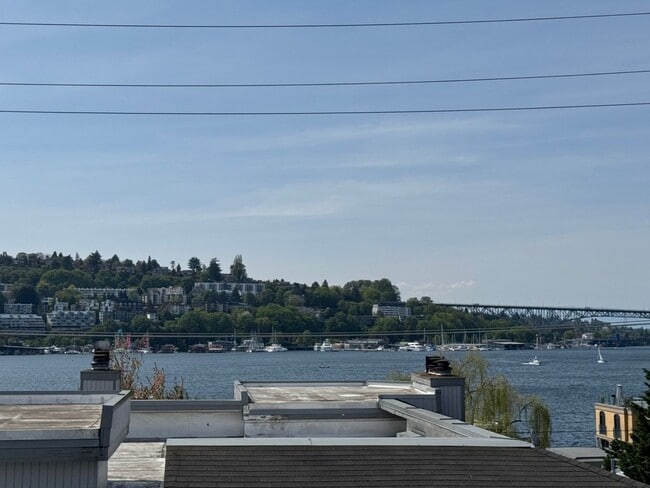 Building Photo - Modern 2 bed 2 bath townhome in Eastlake with panoramic view of Lake Union