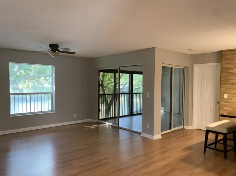 Building Photo - 4033 Carambola Cir N