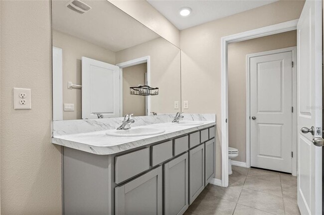 Building Photo - 16847 Delia St