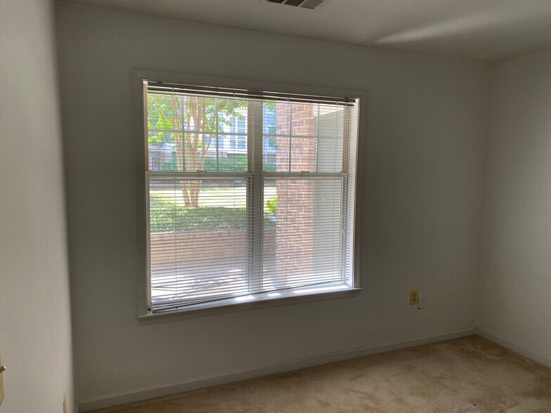 Building Photo - 5563 Seminary Rd
