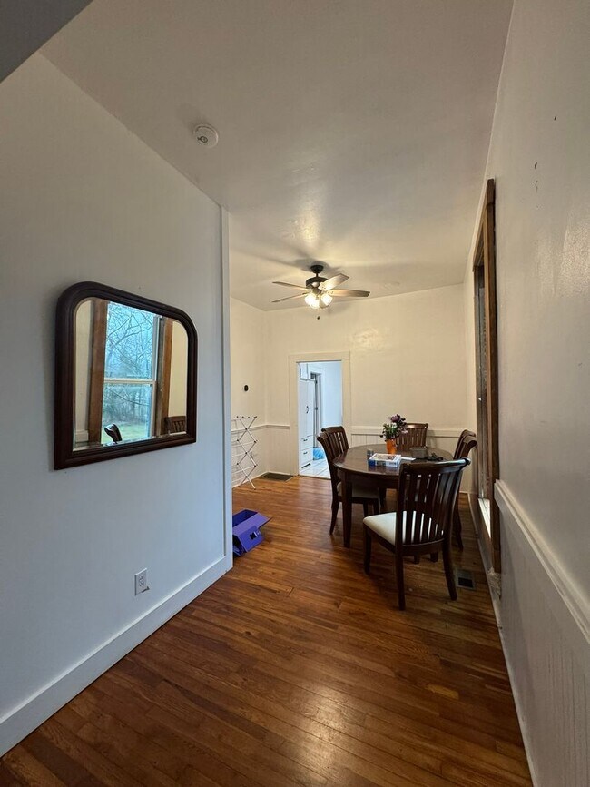 Building Photo - SHORT DISTANCE TO DOWNTOWN AND SANFORD STADIUM