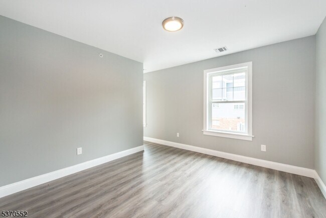 Building Photo - 35 2nd St