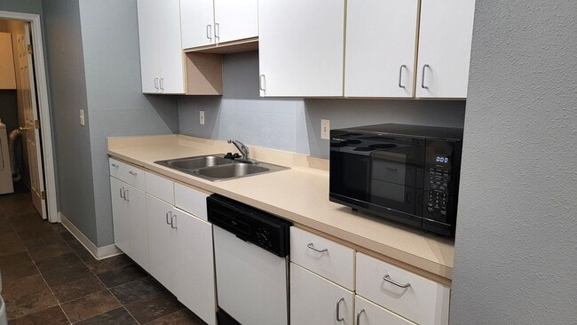 Building Photo - Spacious and turn key ready 2 bedroom apar...