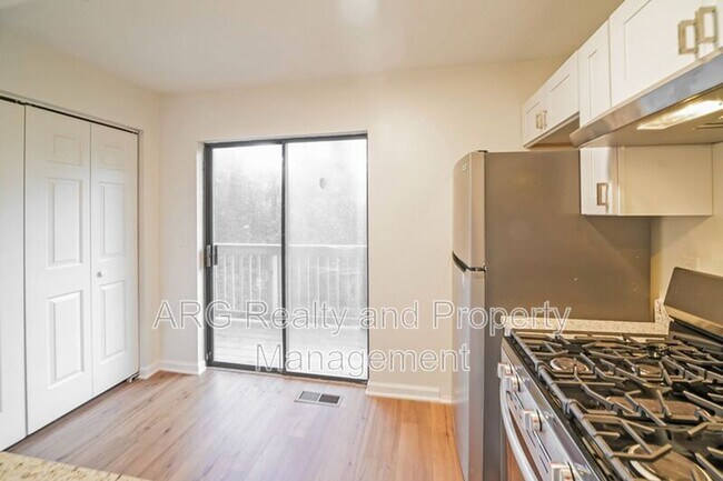 Building Photo - 7042 Oakhill Cir