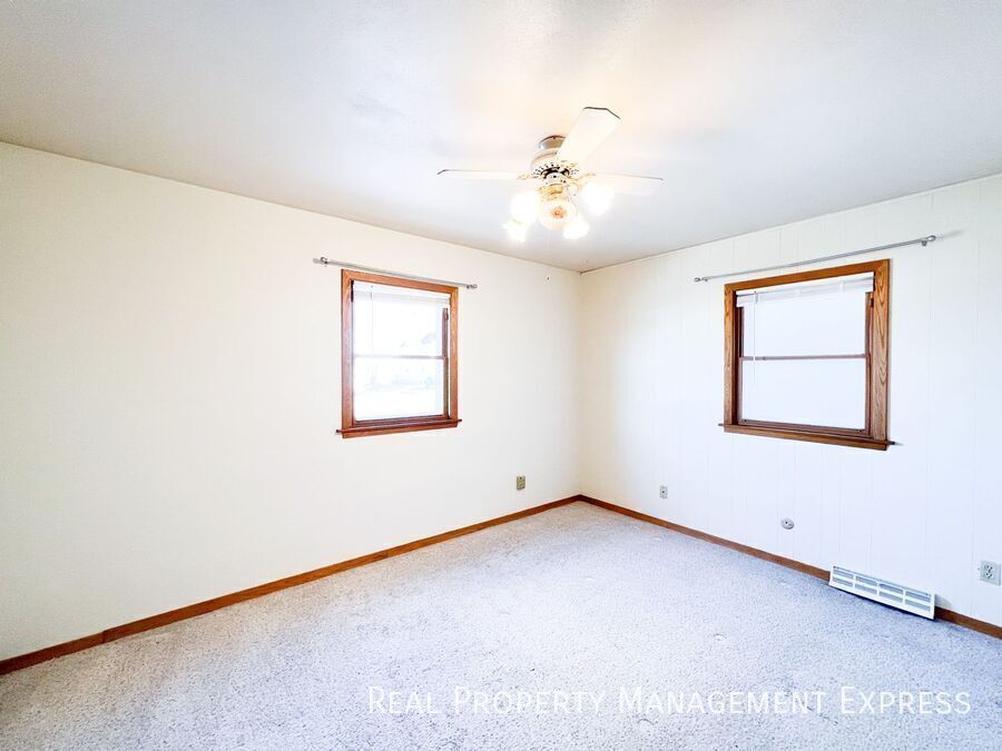 Building Photo - 3 Bed 1.5 Bath Near Downtown Sioux Falls