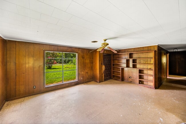 Building Photo - 1021 Lutz Loop