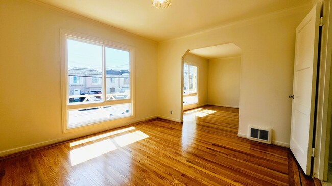 Building Photo - Sunset Single-Family Home Available for Le...