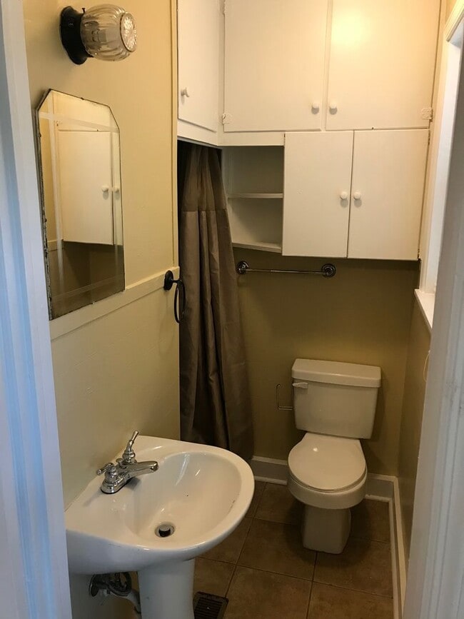 Building Photo - Three Bedroom in the Heart of Five Points