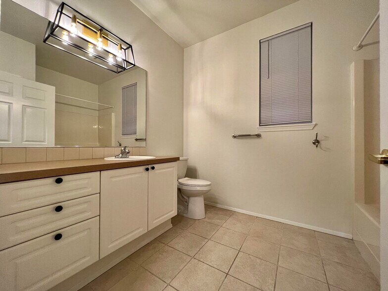 Spacious 2nd bathroom - 12712 Admiralty Way
