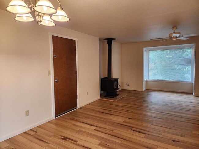 Building Photo - 3 Bedroom Rambler