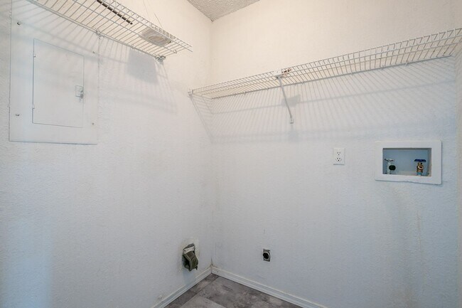 Building Photo - 1341 E 142nd St