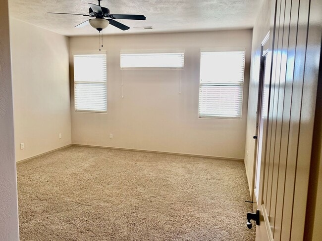 Building Photo - Lovely Home with RV parking in Sky Ridge