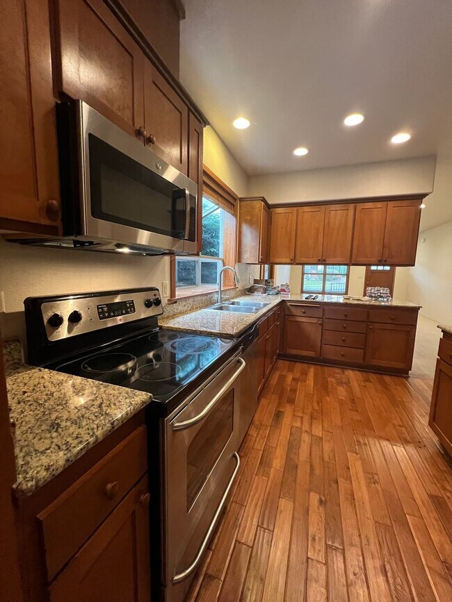 Building Photo - Three bedroom Townhome in Alderwood Townhomes Neighborhood