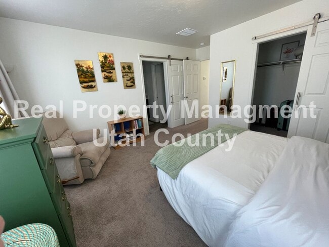 Building Photo - Beautiful Townhome in Pleasant Grove