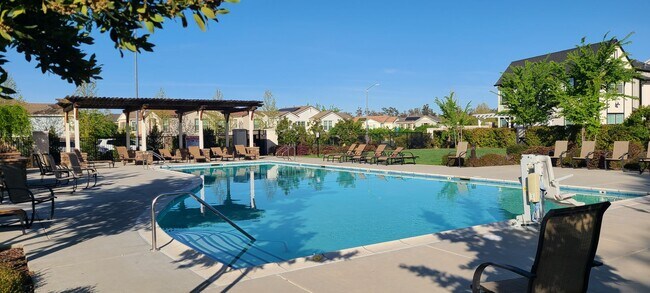 Building Photo - Beautifull Single Family Home in Folsom w/ Solar, Tankless Water Heater, Pool Access, Bonus Room ...