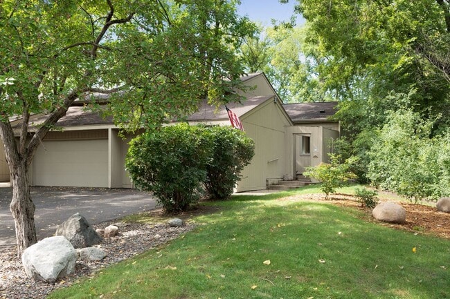 Building Photo - Spacious 2 Bed 2 Bath Townhouse in Plymouth!