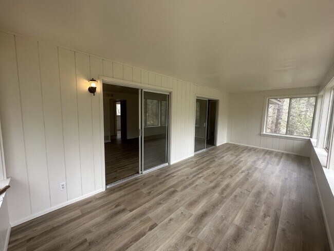 Building Photo - "Charming 2-Bed Retreat with Fireplace & Modern Comforts in Prescott, AZ!"