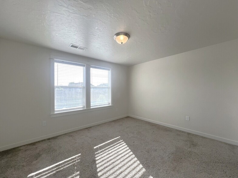 Building Photo - 3315 S Cabin Creek Way