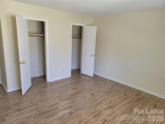 Building Photo - 5323 Chestnut Lake Dr