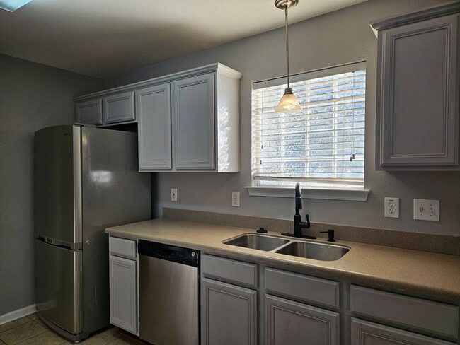 Building Photo - Ivy Square Patio Home